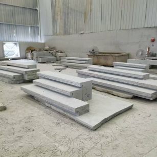 鄂尔多斯 整石台阶（大面火烧+侧面自然面），出货前厂内拼装