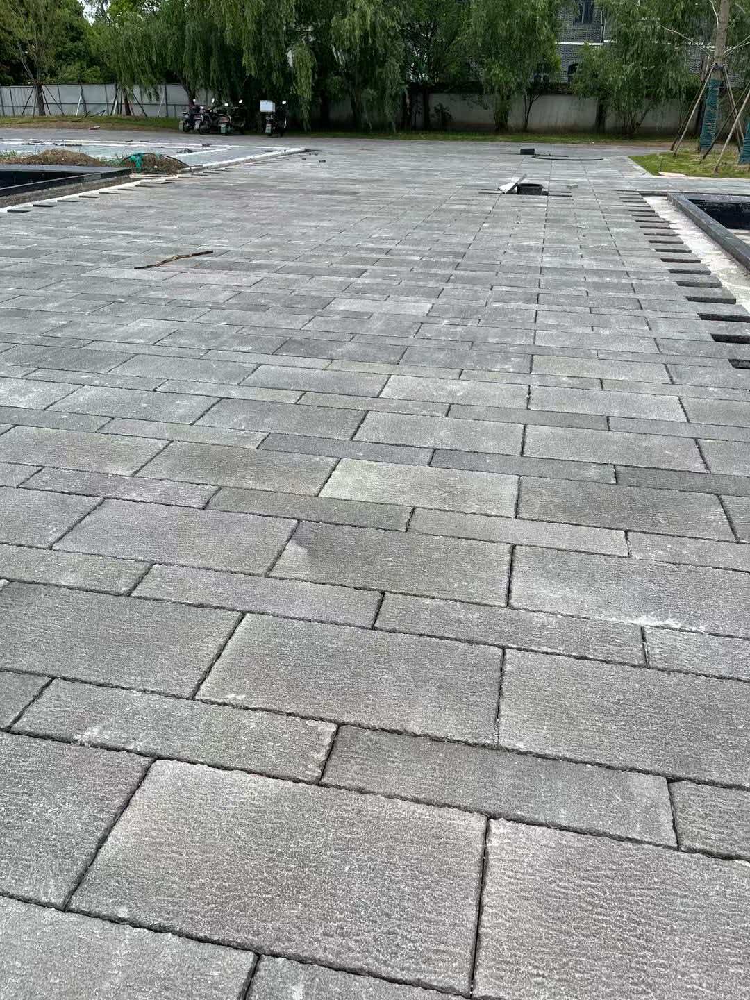 鄂尔多斯 工地仿古石铺装现场实拍