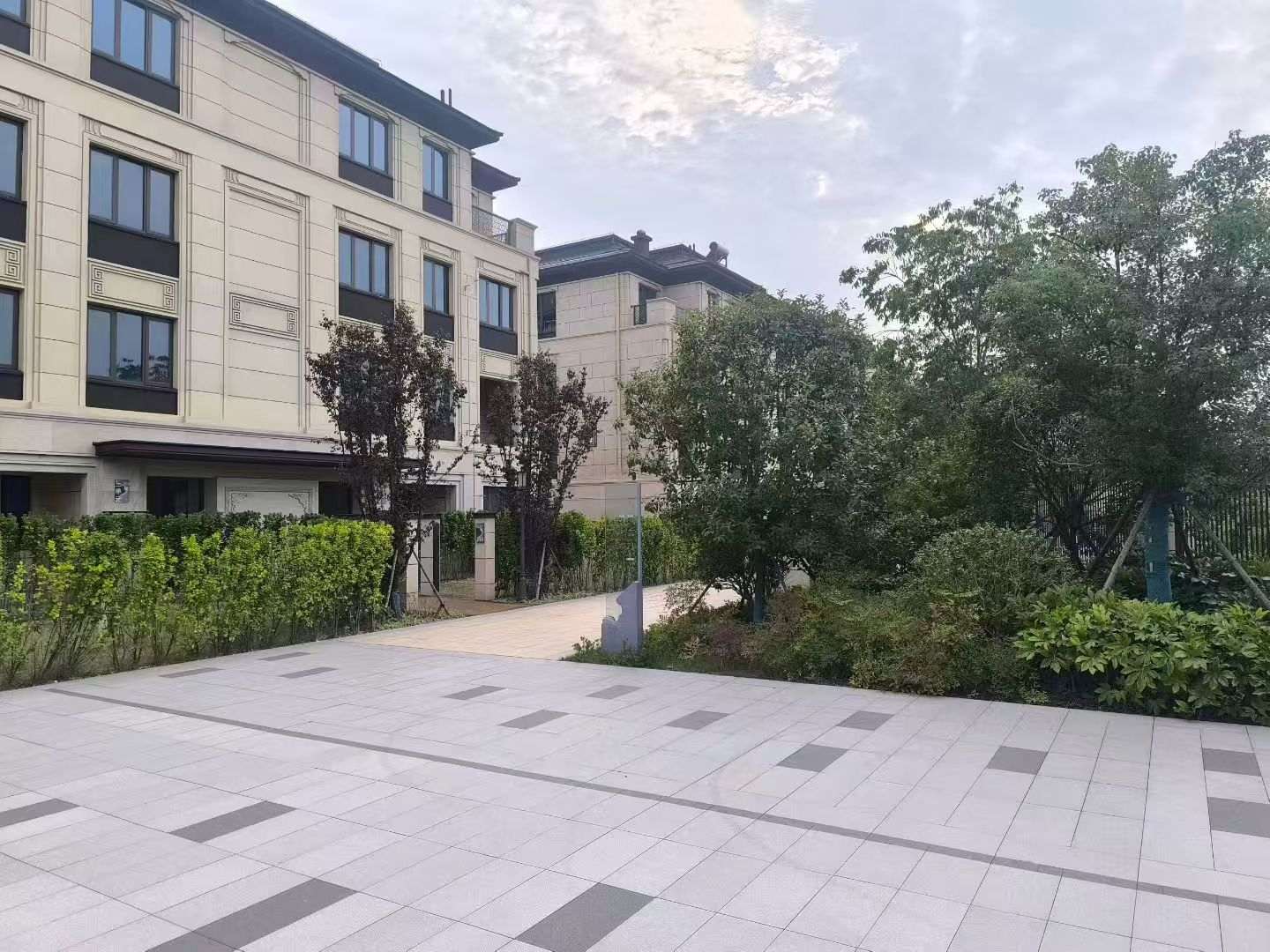 鄂尔多斯 芝麻白与芝麻白搭配铺装，尺寸1200*600