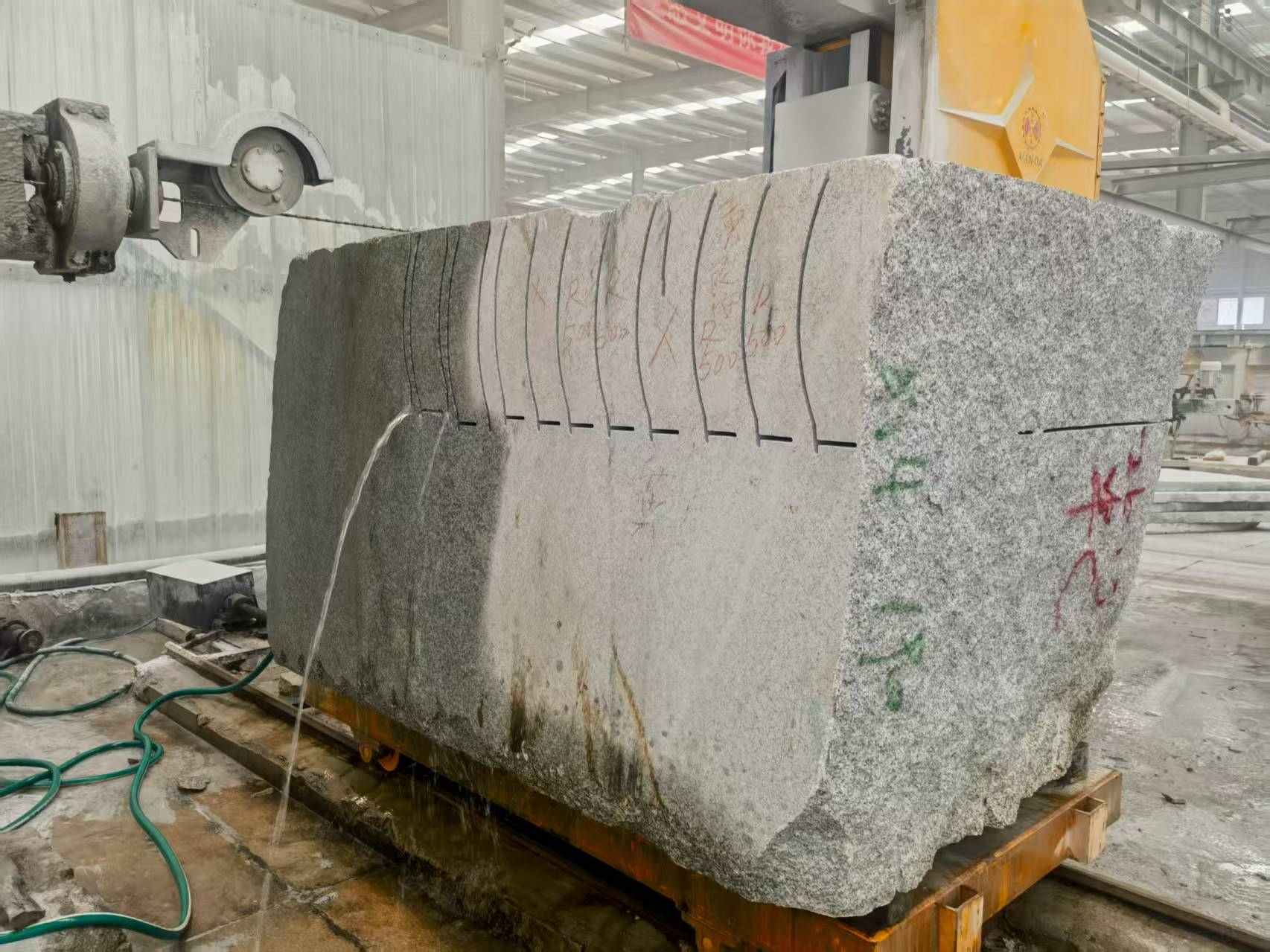 鄂尔多斯 602，大花芙蓉白，绳锯加工弧形路沿石