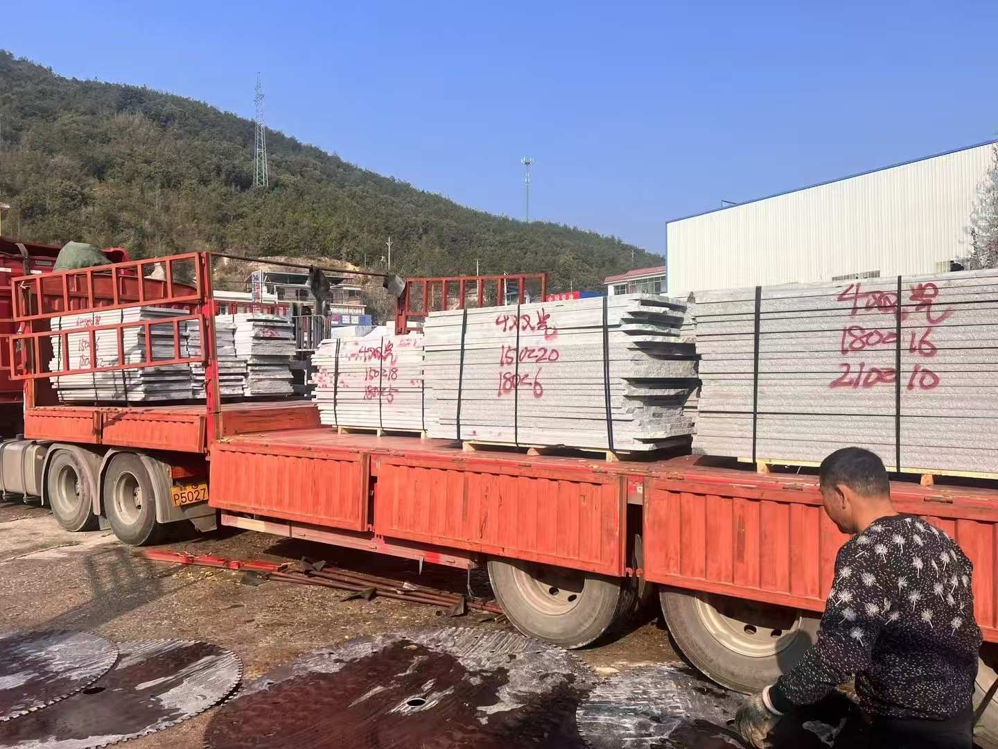 鄂尔多斯 芝麻灰花岗岩光面毛板出货日常